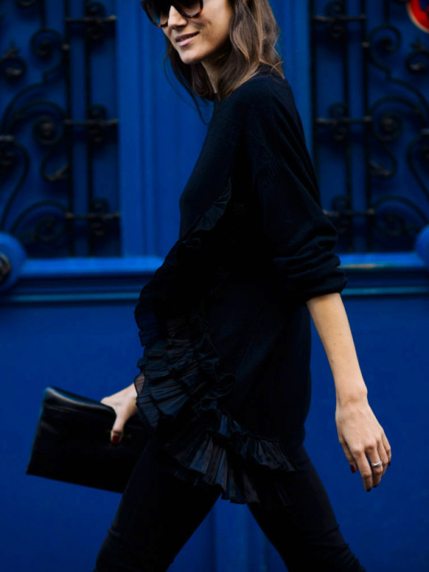 Rien de tel qu'un look monochrome pour s'autoriser quelques fantaisies !