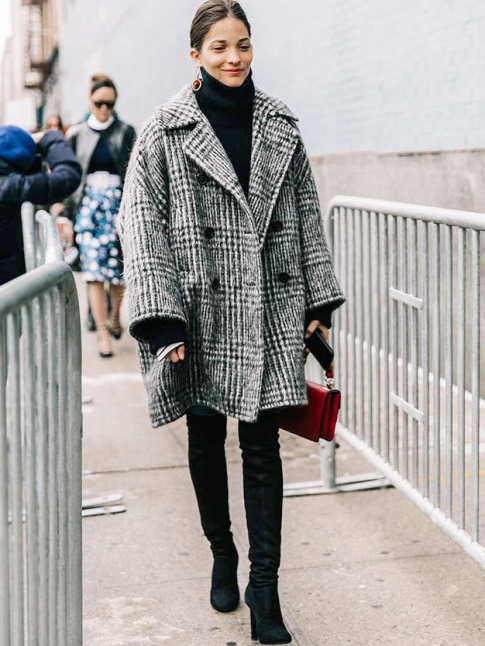 Rien de tel qu'une tenue monochrome et moulante pour mettre en valeur un ample manteau  carreaux !