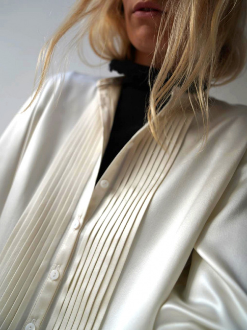 Chemise raffine sans col + fin pull  col montant = le bon mix