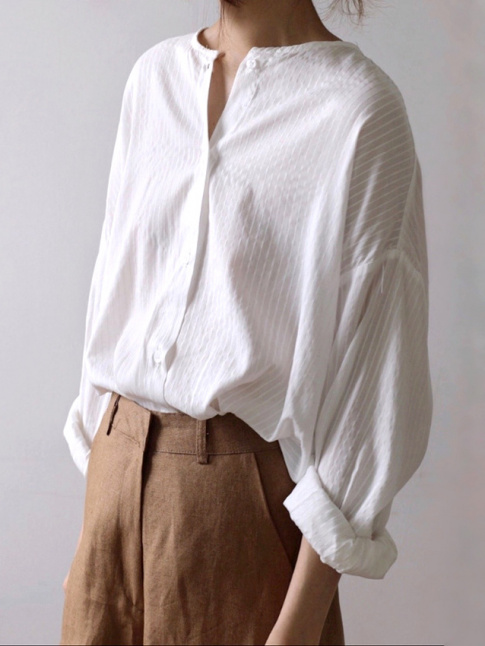 Wanted : une ample chemise blanche sans col !