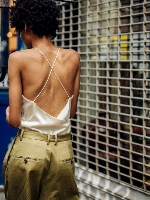 Top ultra fminin + pantalon masculin = le bon mix