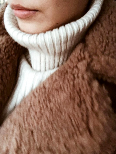 Col roul blanc cass + manteau en peau de teddy bear = le bon mix