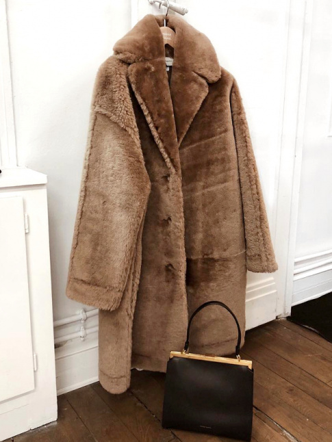 Toujours pimenter la douceur d'un pais manteau teddy bear via la rigueur d'un sac anguleux !