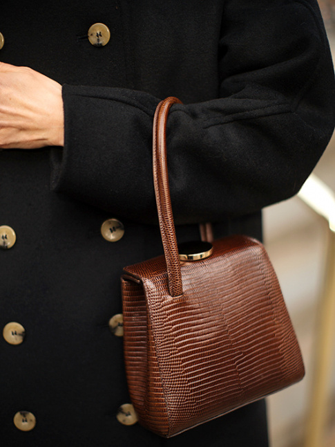 Manteau ample + petit sac chic = le bon mix