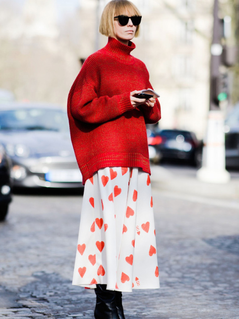 Ample pull col roul bascul sur l'arrire + jupe mi-longue + bottes  talons = le bon mix
