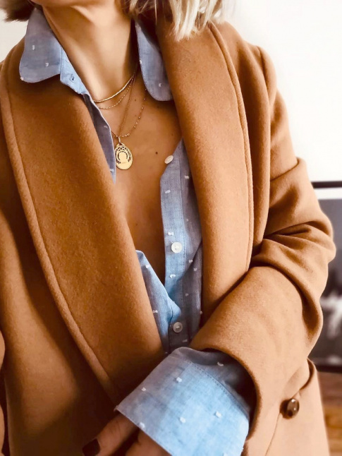 Pardessus camel + chemise en coton bleu clair + mdaille dore = le bon mix