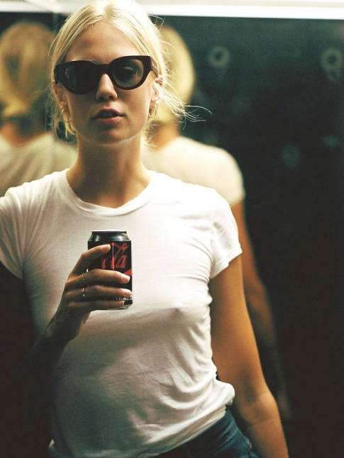 Lunettes noires + mini croles dores + tee-shirt troit en coton lger = le bon mix