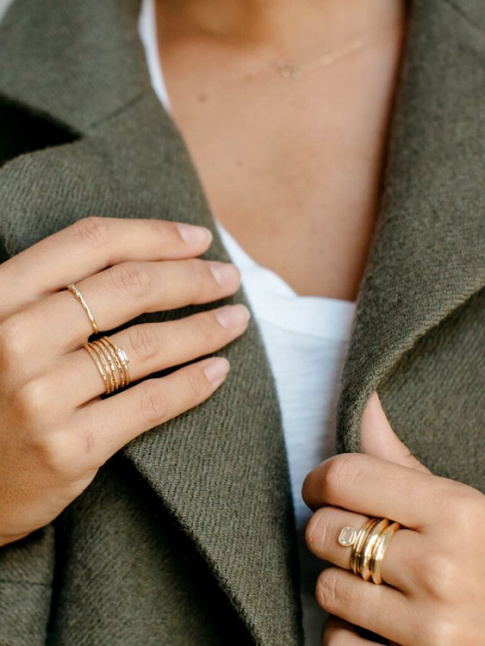 Rien de tel qu'une accumulation de fins bijoux pour sophistiquer la plus simple des tenues