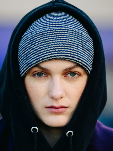 Rien de tel que le combo bonnet/capuche de sweat-shirt pour affronter le froid en mode cosy-streetwear !