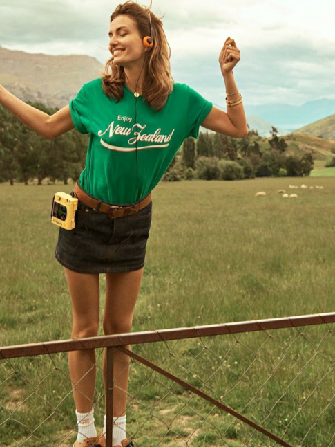 Rien de tel qu'un tee-shirt vaguement ringard pour twister une mini jupe en jean !