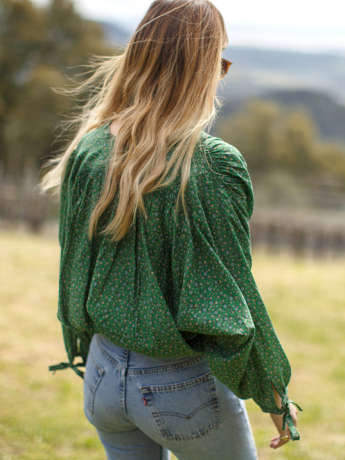 Moins premier degr que la robe fleurie, la blouse  fleurettes fait mouche !