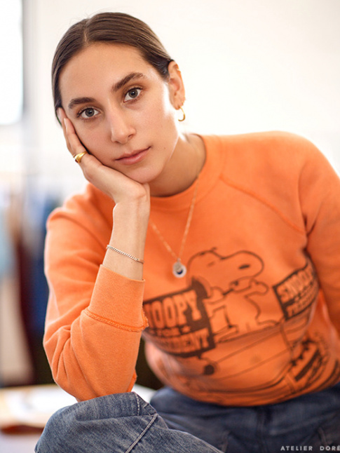 Rien de tel que quelques fins bijoux pour twister un sweat-shirt funky !