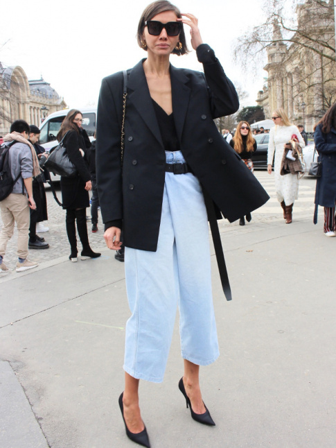 Et si l'on transformait nos jeans trop grands en jeans subtilement conceptuels ?