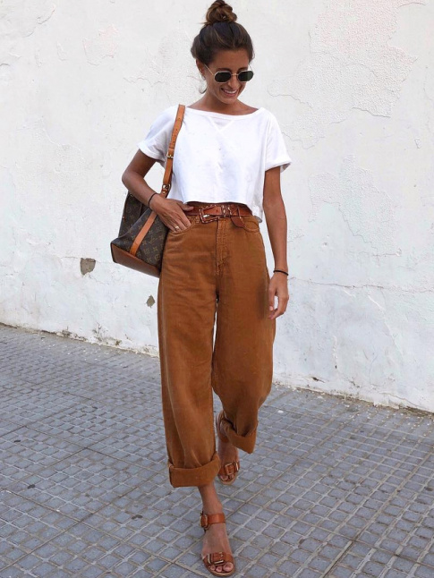 Port gnreusement roulott sur la cheville, le jean large taille haute gagne en fashion appeal