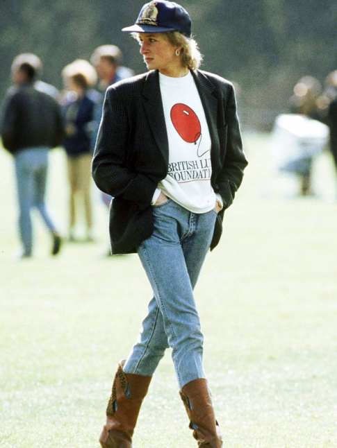Avec son blazer oversize et ses boots esprit western, Diana avait tout compris aux tendances de 2019 !