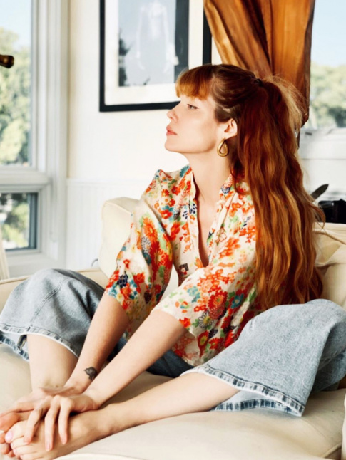Chemise fleurie + jean flare bleu dlav + longue chevelure rousse = le bon mix