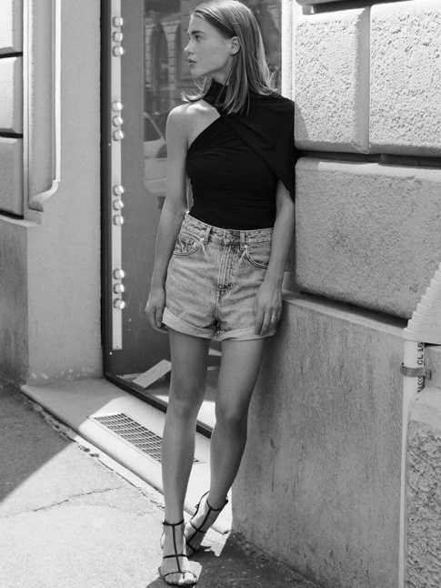Toujours emmener dans sa valise un top susceptible de sophistiquer un simple short en jean !
