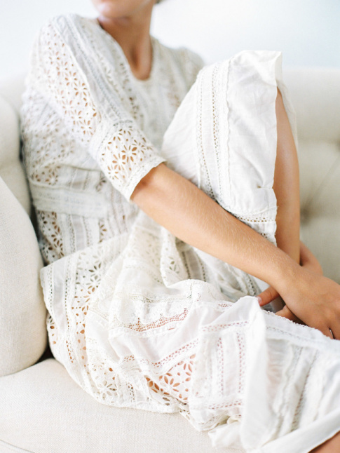 Wanted : une robe blanche fusionnant sagesse et transparence