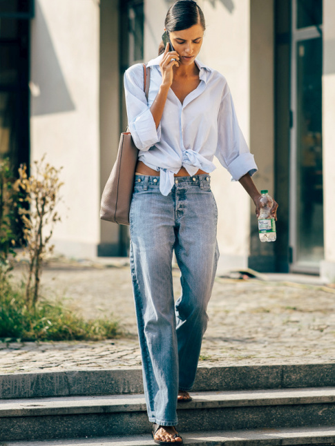 Chemise masculine noue sur le devant + jean boyfriend port taille basse = le bon mix