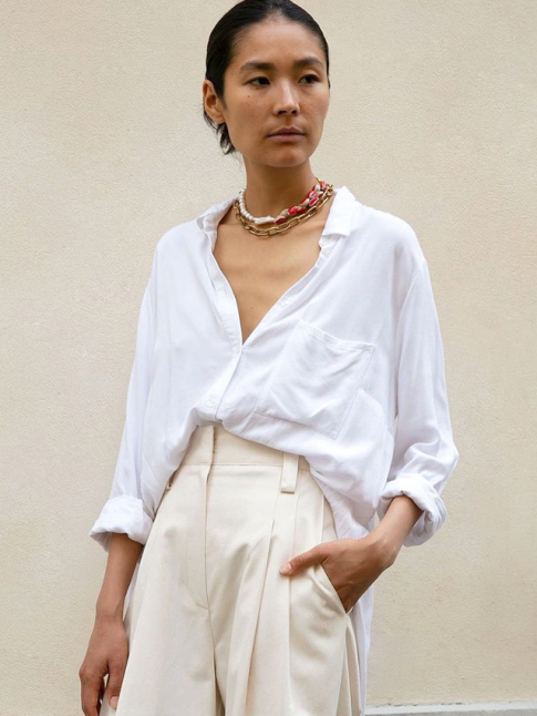 Chemise blanche lgrement bascule vers l'arrire + pantalon  pinces + duo de colliers ras du cou = le bon mix