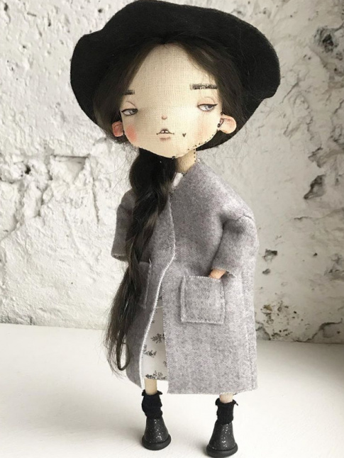 Long manteau gris clair + robe blanche fleurie + grosses chaussettes noires + godillots = le bon mix