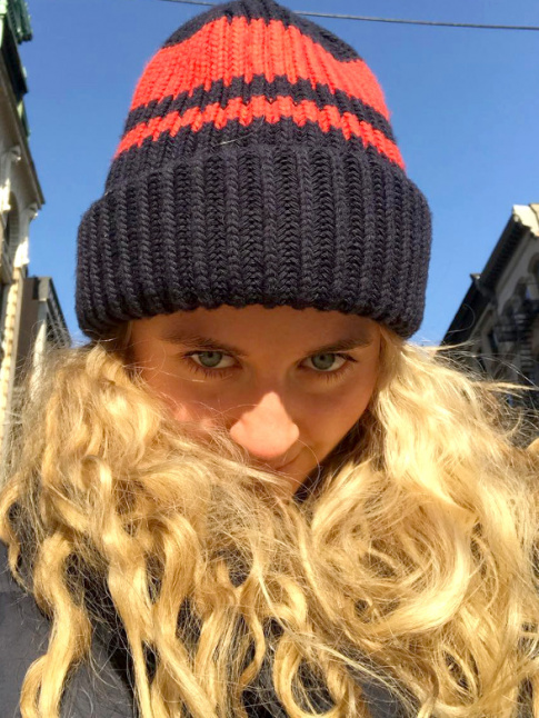 Oui au mix boucles d'or/bonnet de ski !