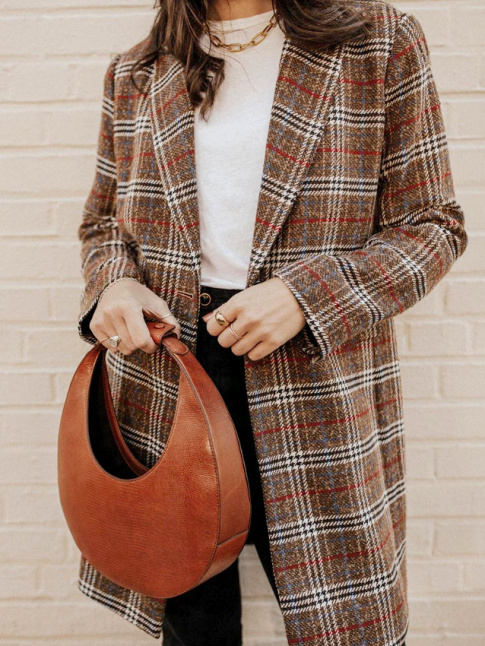 Rien de tel qu'un accessoire au look contemporain pour twister un manteau  carreaux !