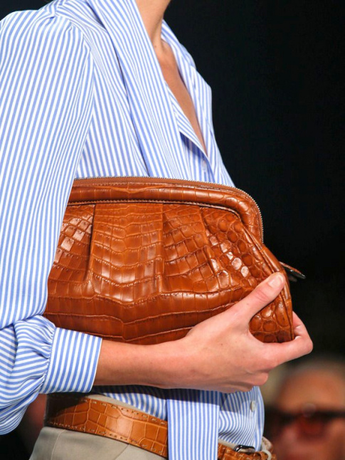 Rayures verticales bleu clair + cuir caramel effet croco = le bon mix