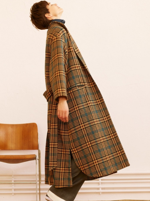 Petite coupe courte + long manteau  carreaux + baskets blanches = le bon mix