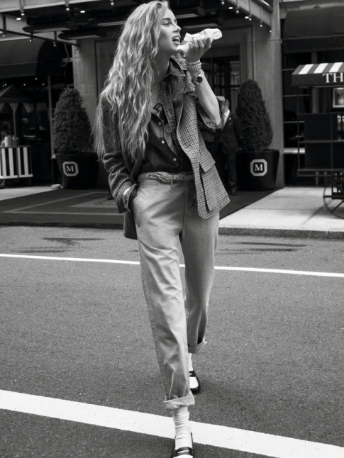 Le roulottage de jean, le gimmick fashion dont on ne se lasse pas !