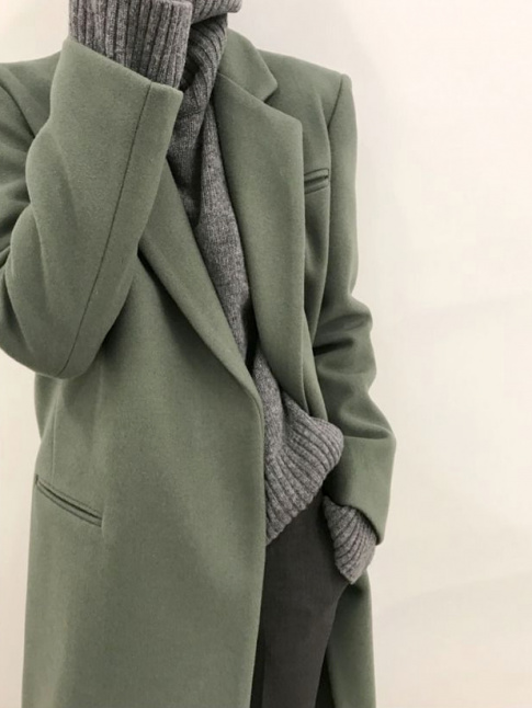 Mlant la rigueur du vert mousse  la cosyness du gris chin, ce look a tout bon !