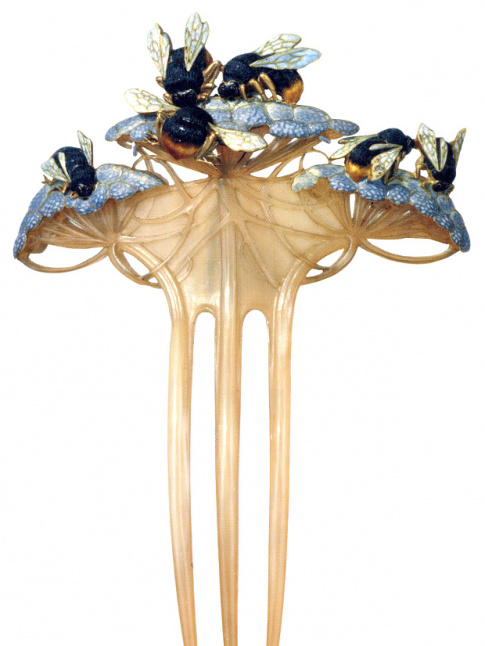 Mlant raffinement Art nouveau et dlicatesse inoue, ce peigne nous fait regretter la sophistication d'antan...
