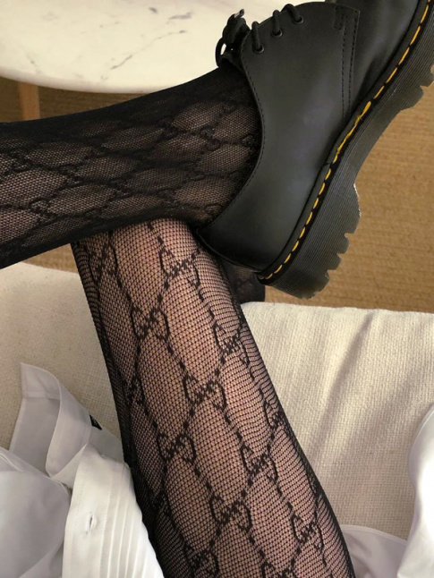 Bonne ide du jour : allger la dgaine de chaussures massives via une paire de collants sophistiqus !