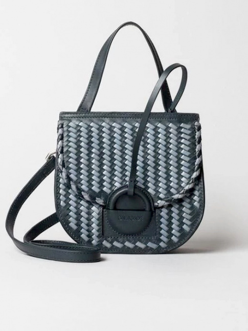 Mlant tissage, duo de bleus et dtail original, ce petit sac a tout bon !