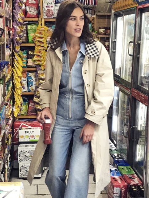 Revisite par Alexa Chung, la combi en jean ne manque pas de charme !