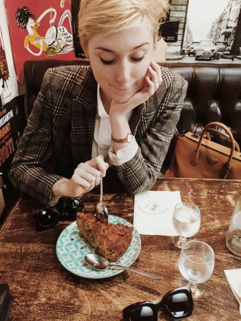 Blazer ajust  carreaux + fine montre + coupe courte blonde + maxi part de tarte = le bon mix