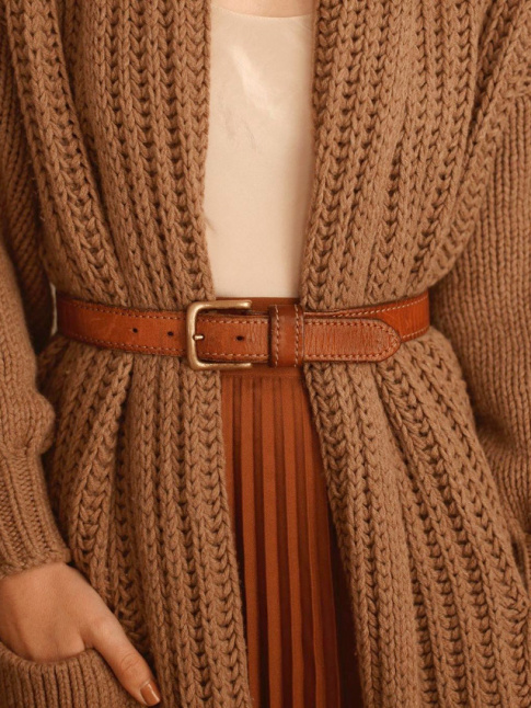 Rien de tel que de ceinturer taille haute un long gilet pour sophistiquer une tenue automnale !