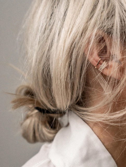 Rien de plus charmant que le tlescopage entre coiffure dsinvolte et bijoux prcieux !