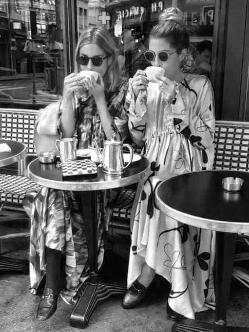 Robes imprimes + caf en duo = le bon mix