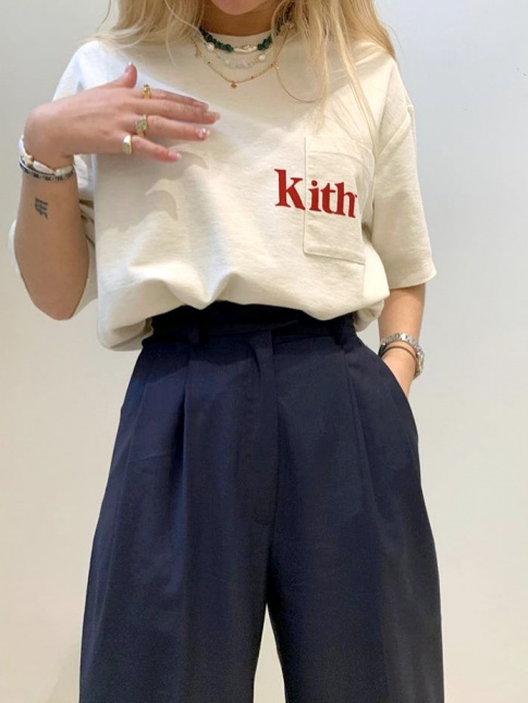 Pantalon large taille haute + tee-shirt ample = le bon mix