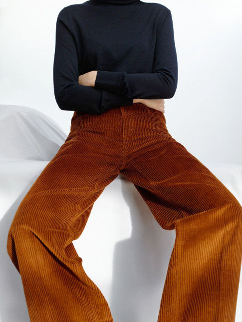 troit pull bleu marine + pantalon large en velours marron mordor = le bon mix