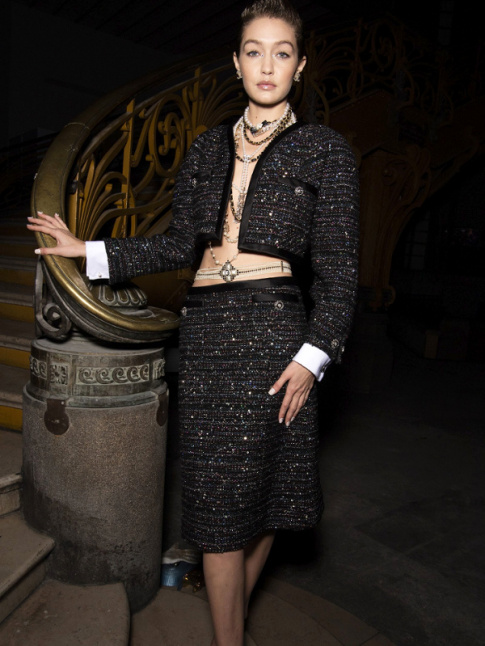 Le tailleur Chanel adopte un nouveau dress code...