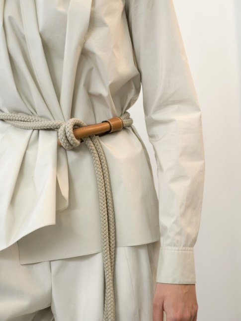 Accessoire esprit rustique + bijoux prcieux + tenue minimaliste = le bon mix