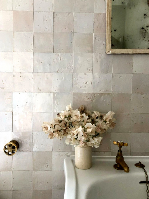 Rien de tel qu'un carrelage imparfait pour insuffler une dose de posie  une salle de de bain !