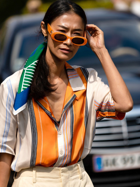 Oui  l'association chromatique entre lunettes de soleil et chemise  rayures !