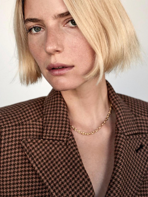 Oui au carr blond faussement svre !