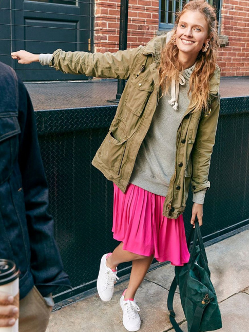 Traite en mode sporty/army, la jupe rose stabilo marque des points !
