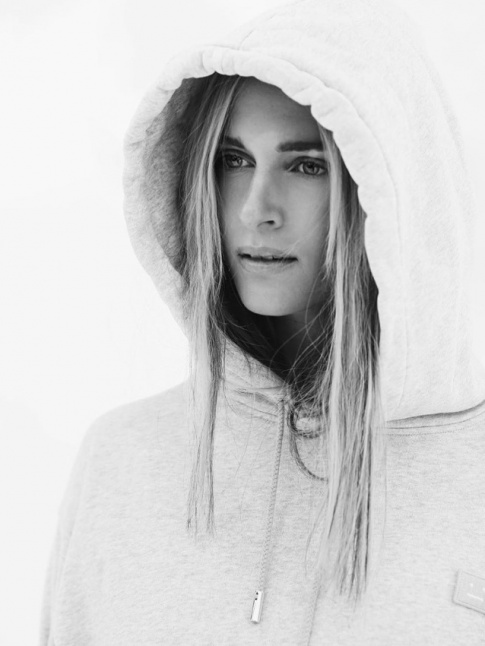 Avec sa capuche gnreuse et confortable, ce sweat-shirt a tout du doudou urbain !