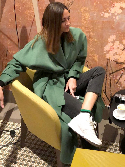 Oui aux amples manteaux chics et colors accompagns d'une paire de petites baskets blanches !