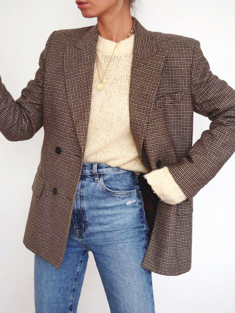 Oui au mix petit pull jaune ple/jean dlav/blazer  petits carreaux marron !
